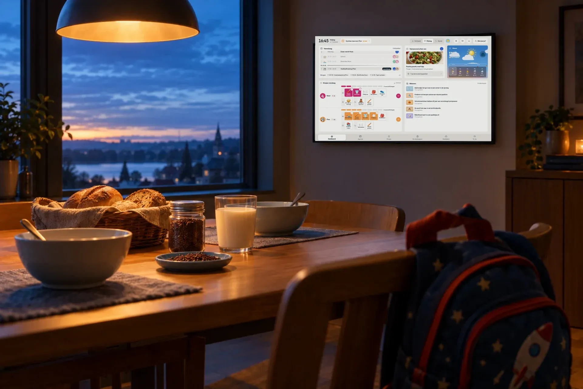 Een ontbijttafel bij zonsopkomst; op het scherm het nieuws van het Jeugdjournaal