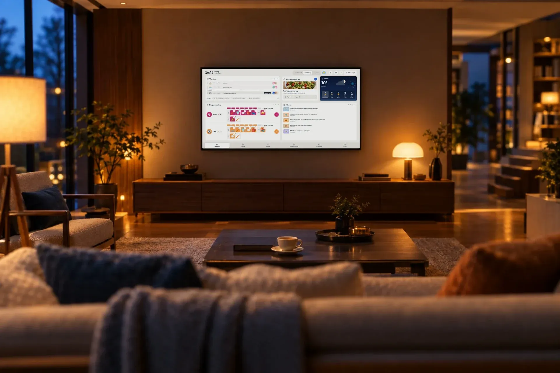 Een woonkamer gezien vanaf de bank; het scherm aan de muur wisselt van overzicht naar agenda naar fotolijst
