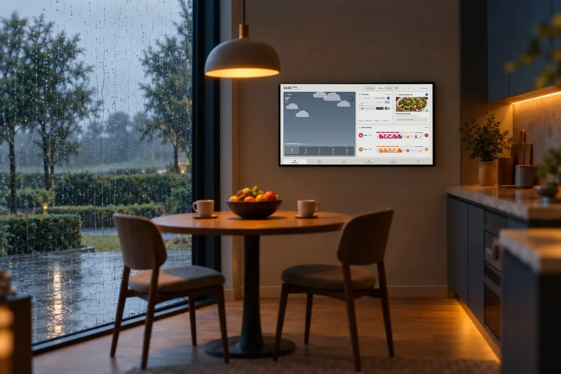 Een keuken met een groot raam. Buiten gaat het van regen naar zon, herfstbladeren en sneeuw, en het scherm aan de muur laat steeds hetzelfde weer zien.
