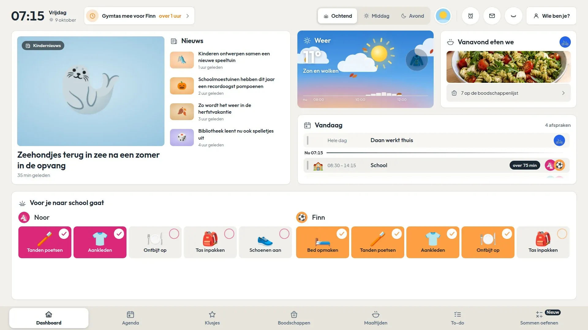 Het scherm in de keuken door de dag heen: 's ochtends het ochtendritueel met de klusjes van Noor en Finn, na school de middag, 's avonds wat er morgen is